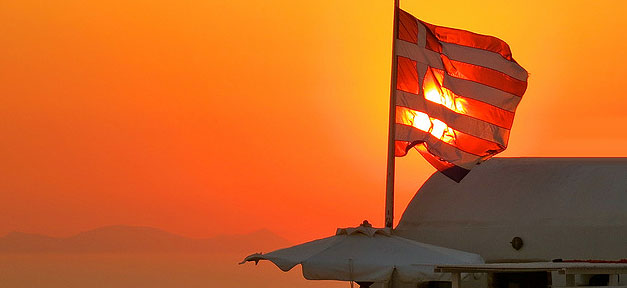 Griechen in Deutschland sorgen sich um ihre Familien in der Heimat Griechenland, Grecce, Griechen, Flagge, Fahne, Sonnenuntergang