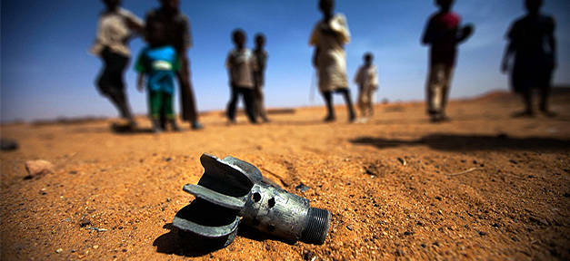 Rüstungsgeschäft weltweit stieg auf 400 Milliarden Dollar Kinder, Sand, Wüste, Bombe, Sprengsatz, Rakete, Flucht, Flüchtlinge