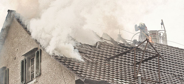 Anzahl rechter Straf- und Gewalttaten auf Rekordhoch brand, dach, haus, hausbrand, feuer, feuerwehr