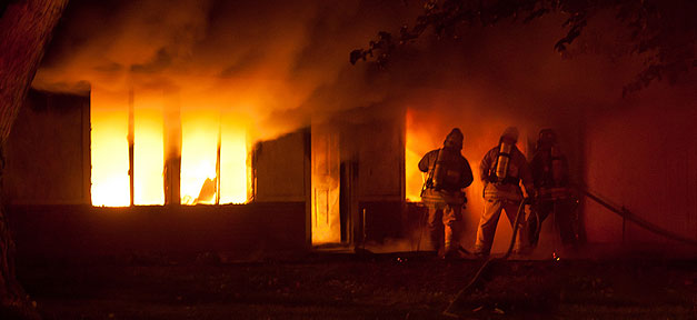 Prozess wegen Brandanschlag auf Flüchtlinge in Saarlouis ab November Feuer, Brand, Brandanschlag, feuerwehr, einsatz