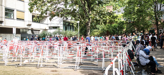 Strafanzeige gegen Berlins Sozialsenator Czaja Berlin, Flüchtlinge, Verwaltung, Senat, Schlange, Warten
