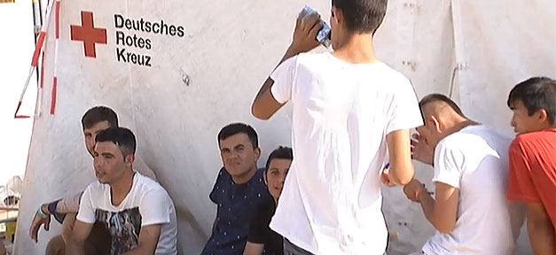 Immer mehr Flüchtlingen suchen nach vermissten Personen Flüchtlinge, Dresden, Zeltlager, Hitze, Sonne, Schatten, Rotes Kreuz
