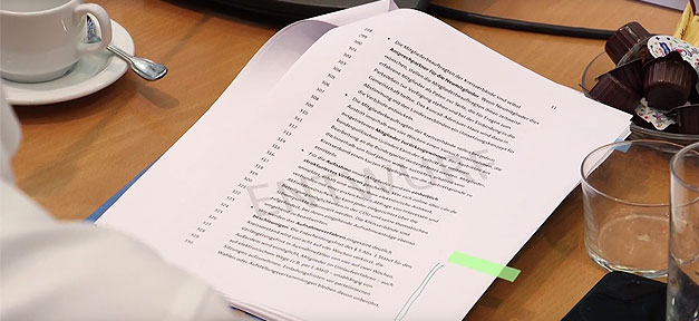 Leichtere Inhaftierung, geheime Abschiebetermine, weniger Sozialhilfe Entwurf, Papier, Gesetz, Dokument