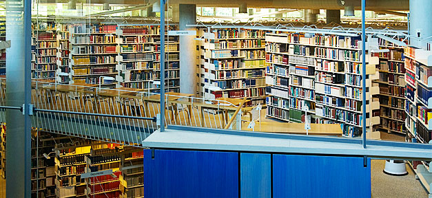 Berlin verteilt Bibliotheksausweise an Flüchtlinge bibliothek, bücherei, bücher, bildung, lesen, bibi