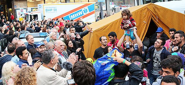 Applaus und Willkommensrufe für Flüchtlinge Flüchtlinge, München, Bahnhof, Asyl, Helfer, Welcome, Willkommen