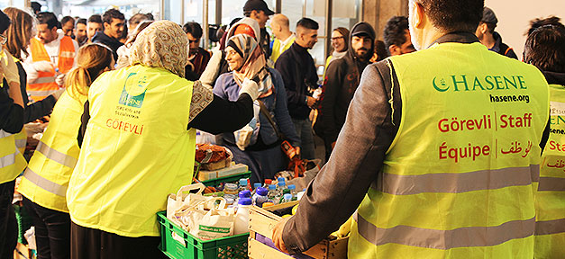 Fast jeder Zweite engagiert sich ehrenamtlich Muslime, München, Bahnhof, Flüchtlinge, Hilfe