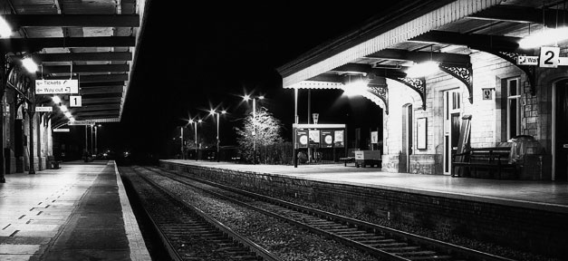 Größter Hilfseinsatz seit dem Zweiten Weltkrieg Bahnhof, Nacht, Gleis, Zug, Bahn