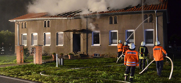 Staatsanwaltschaft erhebt Anklage gegen Feuerwehrmann Feuerwehr, Brand, Gebäude, Haus, Feuer