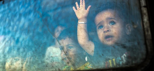 Weltweit 50 Millionen Kinder auf der Flucht syrisches Kind, Kind, Syrien, Flüchtling, Angst, Fenster
