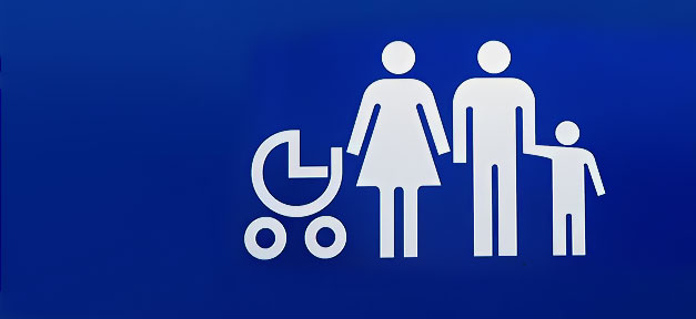 Flüchtlinge mit Familie in Deutschland sind zufriedener Familie, Familienzusammenführung, Eltern, Kinder, Schild