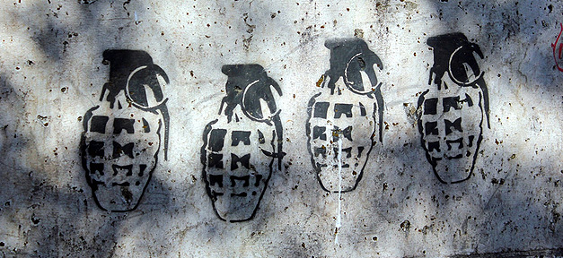 Deutsche sehen Kriege als Hauptursache für Fluchtbewegungen Handgranate, Waffe, Bombe, Krieg, Graffiti