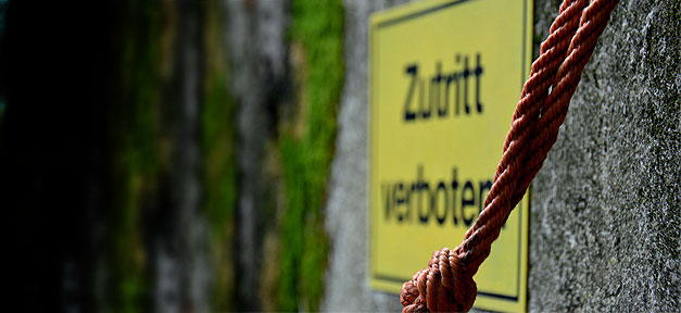 Jeder Dritte hat Erfahrung mit Diskriminierung Zutritt verboten, Schild, Diskriminierung, Verbot, Seil