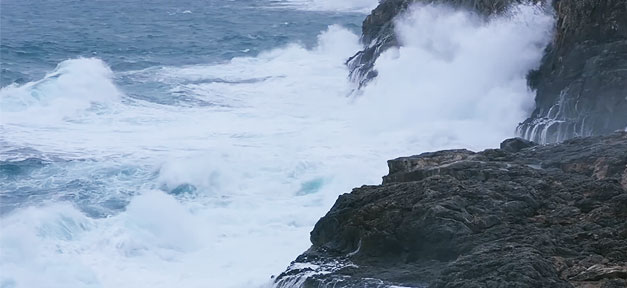 Viele Tote im Mittelmeer trotz Rückgang der Flüchtlingszahlen Meer, Brandung, Küste, Welle, Wasser, Felsen