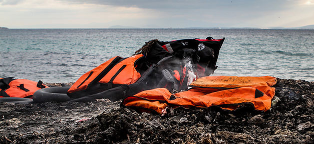 Fast 170.000 Bootsflüchtlinge kamen 2017 nach Europa Strand, Flüchtlinge, Rettungsweste, Griechenland, Meer