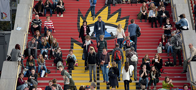 47 Prozent der ausländischen Bevölkerung weiblich buchmesse, leipziger buchmesse, treppe, menschen