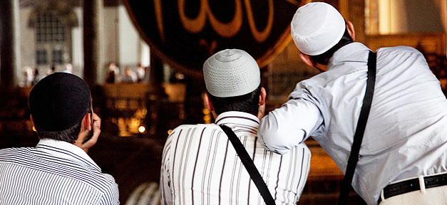 Muslime in Deutschland ähnlich religiös wie Protestanten Muslime, Islam, Moschee, Männer, Freunde