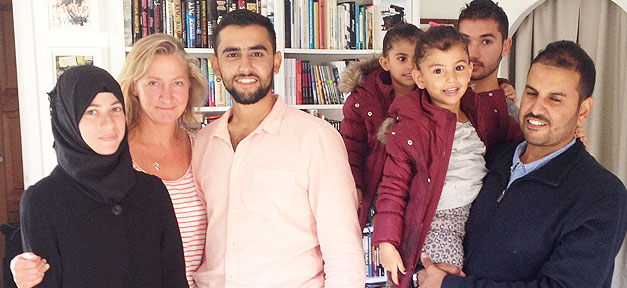 Ein dänisches Paar hilft Flüchtlingen bei der Durchreise Syrische Familie, Flüchtlinge, Kinder, Eltern