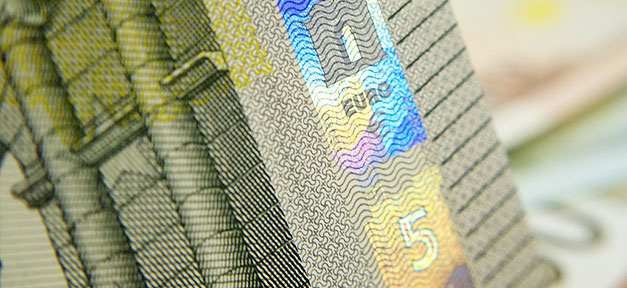 Mehr Ausländer auf Grundsicherung angewiesen Euro, Geld, Schein, Fünf, Money, Cash