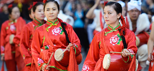 650.000 beim Umzug des "Karnevals der Kulturen" in Berlin Karneval, Karneval der Kulturen, Kulturen, Berlin