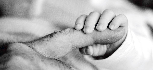 Frauen suchen sich Scheinväter für Aufenthaltstitel Opa, Baby, Kind, Hand, Finger, Neugeborenes
