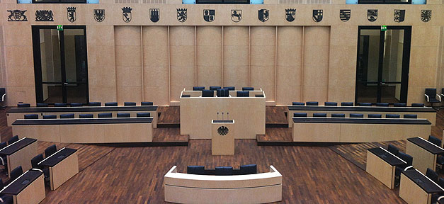 Bundesrat lässt Sozialhilfe-Kürzungen für Flüchtlinge durchfallen Bundesrat, Länderkammer, Sitzungssaal, Rat