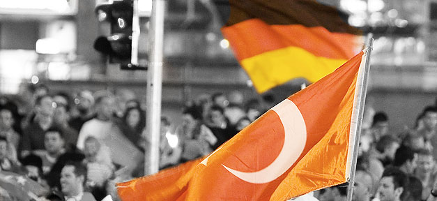 Hälfte der Türkeistämmigen fühlt sich als Bürger zweiter Klasse Fahne, Deutschland, Türkei, Public Viewing, Menschen