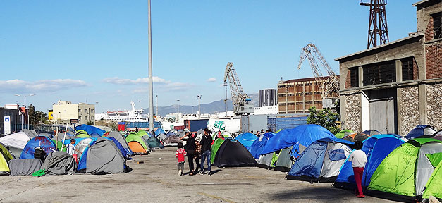 "Niemand ist verantwortlich" Flüchtlinge, Piräus, Griechenland, Hafen, Flüchtlingscamp