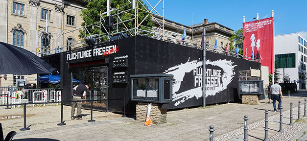 Bezirksamt entzieht Genehmigung für Aktion "Flüchtlinge Fressen" Zentrum für politische Schönheit, Flüchtlinge, Aktion, Demonstration