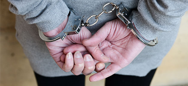 Zschäpe auf eigenen Wunsch nach Chemnitz verlegt Frau, Hand, Handschelle, Verhaftung, Polizei
