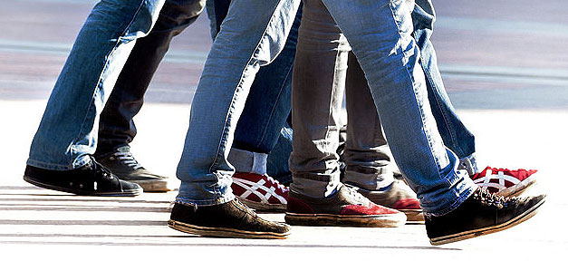 Selbst-Identifikation von jungen Migranten beeinflusst ihre Freundschaften Beine, Jugendliche, Füße, Gehen, Straße
