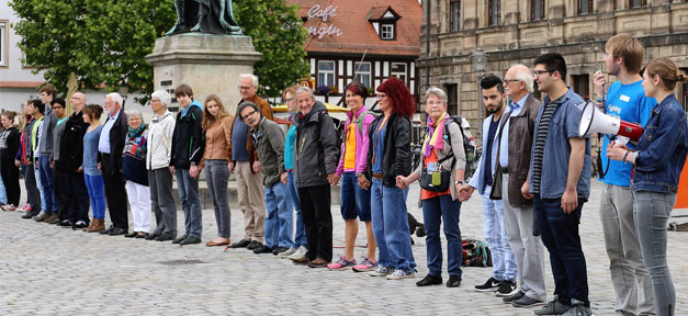 Über 40.000 bei Menschenketten gegen Rassismus Menschenkette, Rassismus, Menschen, Demo, Demonstration