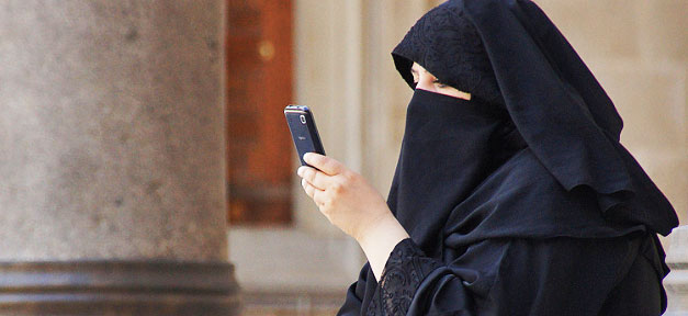 Keine Ausnahme für muslimische Touristinnen Burka, Ganzkörperschleier, Handy, Frau, Muslimin