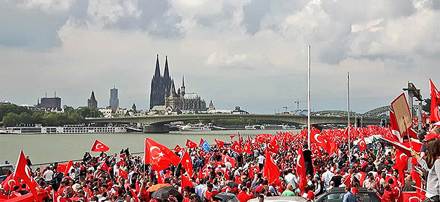Türken in Deutschland stimmen überwiegend für Erdogan Demonstration, Türken, Türkei, Köln, Demo, Demokratie, Putsch