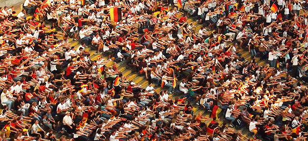 Zu viel Schwarz-Rot-Gold kann in Fremdenfeindlichkeit umschlagen Fußball, Stadion, Fans, Fahnen, Deutschland