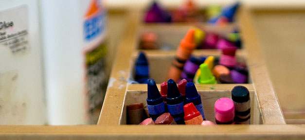 Integrationskurse wieder mit Kinderbetreuung Malen, Kindergarten, Kita, Wachsmalstifte, Kinder