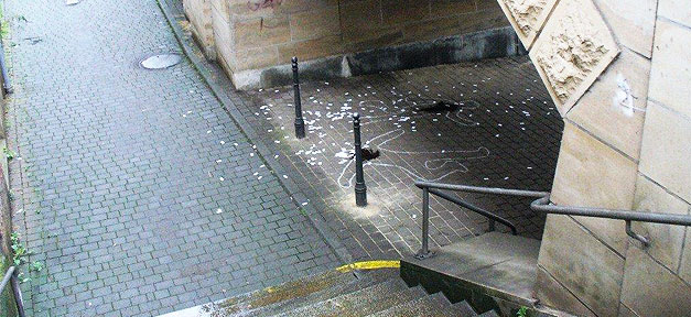 Fremdenfeinde zeichnen Leichenumrisse auf den Boden Leiche, Umriss, Kreide, Boden, Mord, Blut