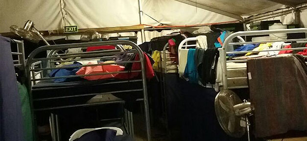 Australien will Flüchtlingslager auf der Pazifikinsel Manus schließen Flüchtlingsheim, Flüchtlinge, Bett, Flüchtingszelt