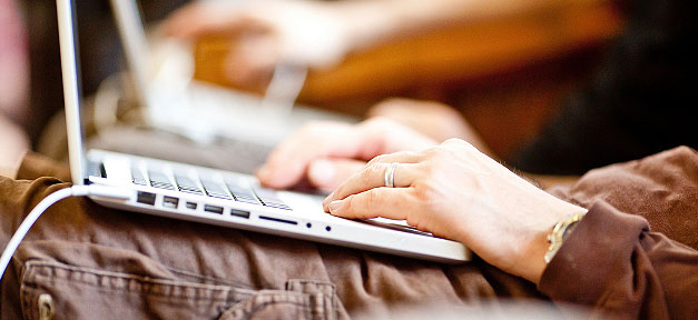 Viele Flüchtlinge arbeiten als Fachkräfte Computer, Hand, Fachkraft, Programmierer, Internet, Surfen