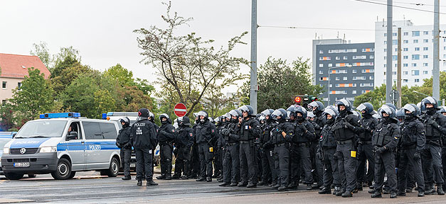 Polizist wünschte Pegida in Dresden "erfolgreichen Tag" über Megafon Polizei, Polizeieinsatz, Demonstration, Demo, Hundertschaft