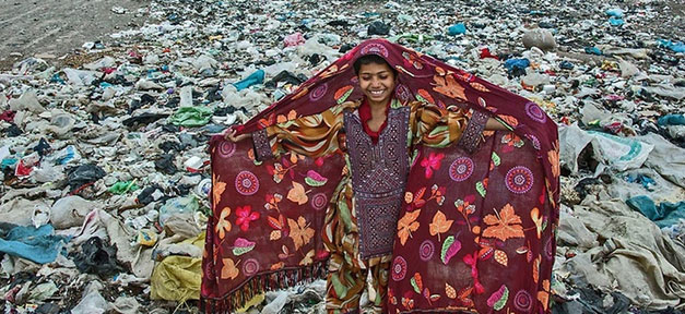 Die Freude eines Kindes auf der Müllhalde Unicef, Mädchen, Lächeln, Müllhalde, Foto des Jahres