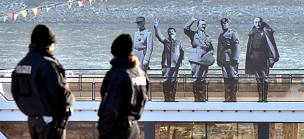 Rund 5.000 Menschen protestieren gegen europäische Rechtspopulisten Hitler, Stalin, Mussolini, Franco, Petain, Mainz, Demonstration