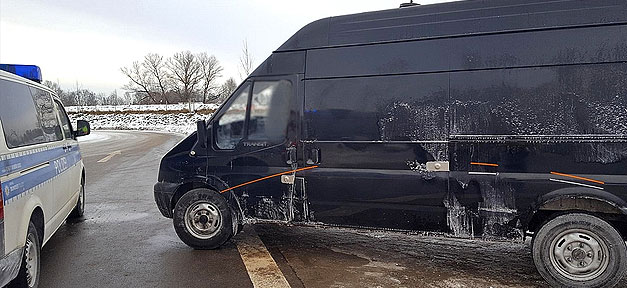 Schleuser lässt Flüchtlinge bei minus 20 Grad zurück Transporter, Kastenwagen, Schmuggel, Polizei, Kriminalität