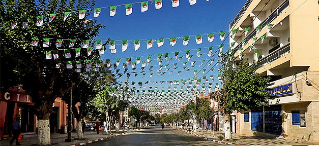 Bundeskanzlerin Merkel besucht Algerien in schwierigen Zeiten Algerien, Straße, Fahne, Flagge, Afrika