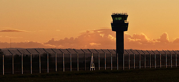 Weitere Sammelabschiebung nach Afghanistan geplant Flughafen, Kontrolle, Tower, Turm, Abflug, Landung