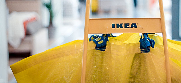 Ikea-Katalog ohne Frauen für ultraorthodoxe Juden ikea, einkaufen, shoppen, einkaufswagen, ikea tüte