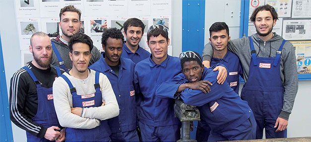 Immer mehr Flüchtlinge machen eine Berufsausbildung Ausbildung, Jugendliche, Handwerk, Flüchtlinge, Blaumann