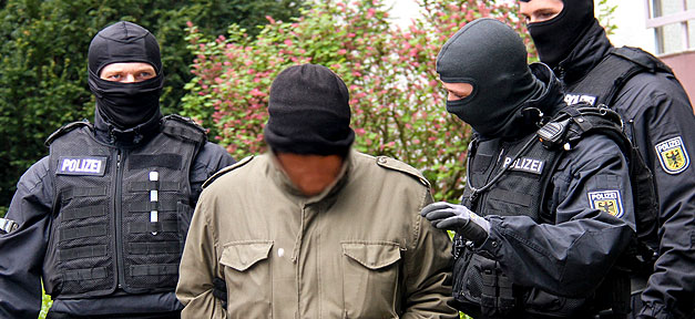 Schleuser trainierten Flüchtlinge: Vorgetäuschte Fluchtgeschichten und Annahme christlichen Glaubens Polizei, Bundespolizei, Straftat, Festnahme, Tatverdächtiger
