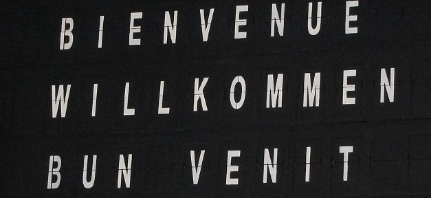 Integrationsklima stabil und positiv Willkommen, Welcome, Flughafen, Schild, Bienvenue, Bun Venit