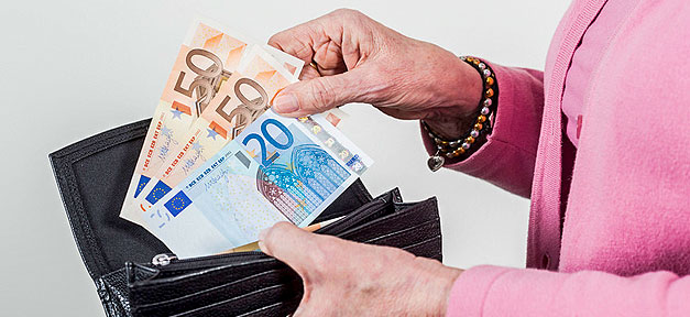 Flüchtlingsbürgen auch von Forderungen der Sozialämter entlastet Geld, Alter, Armut, Rente, Portemonnai, Euro, Hand
