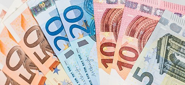 Spenden in die Flüchtlingshilfe stark rückläufig Geld, Alter, Armut, Rente, Euro